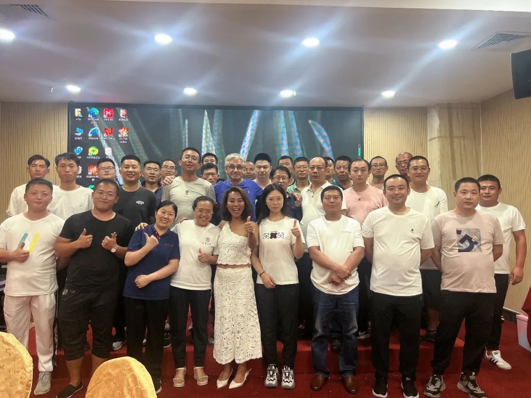 蘑菇视频网站的团队.jpg